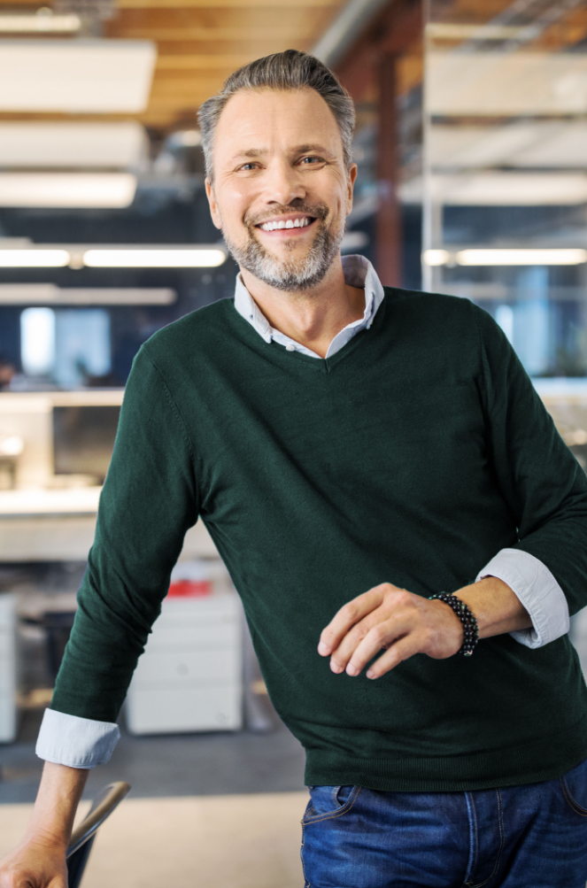 Homme souriant dans un bureau